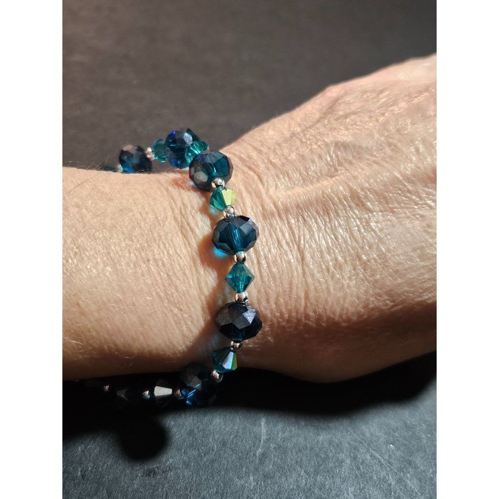 Blue glass beaded bracelet 7" silver tone